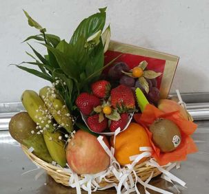 Cesta personalizada con frutas y bombones