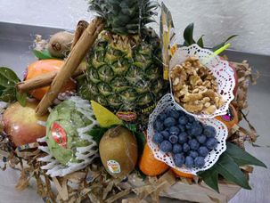 Cesta de frutas con frutos secos
