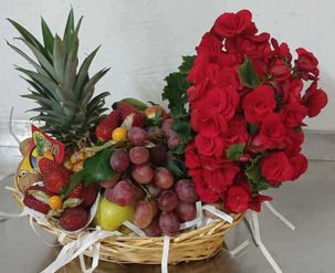 Cesta de frutas con flores