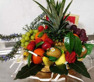 Cesta decorada con frutas